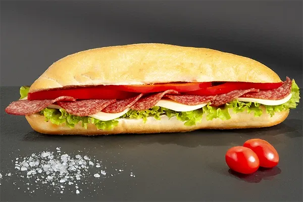 Sandwich-cu-salam-de-Sibiu_AI-.webp