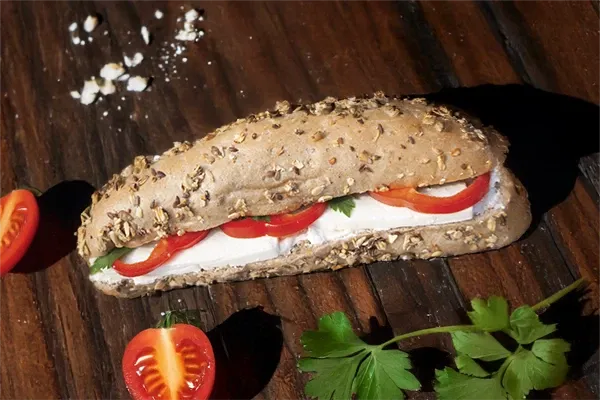 Sandwich-Vegetarian-cu-Branza-de-Capra-1.webp